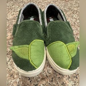 Tom’s Yoda Green slipping shoes, Suede-Like Texture